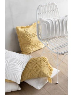 Coussin à Pompon En Coton Moutarde Long -Magasin De Meubles De Qualité coussin a pompon en coton moutarde long 2