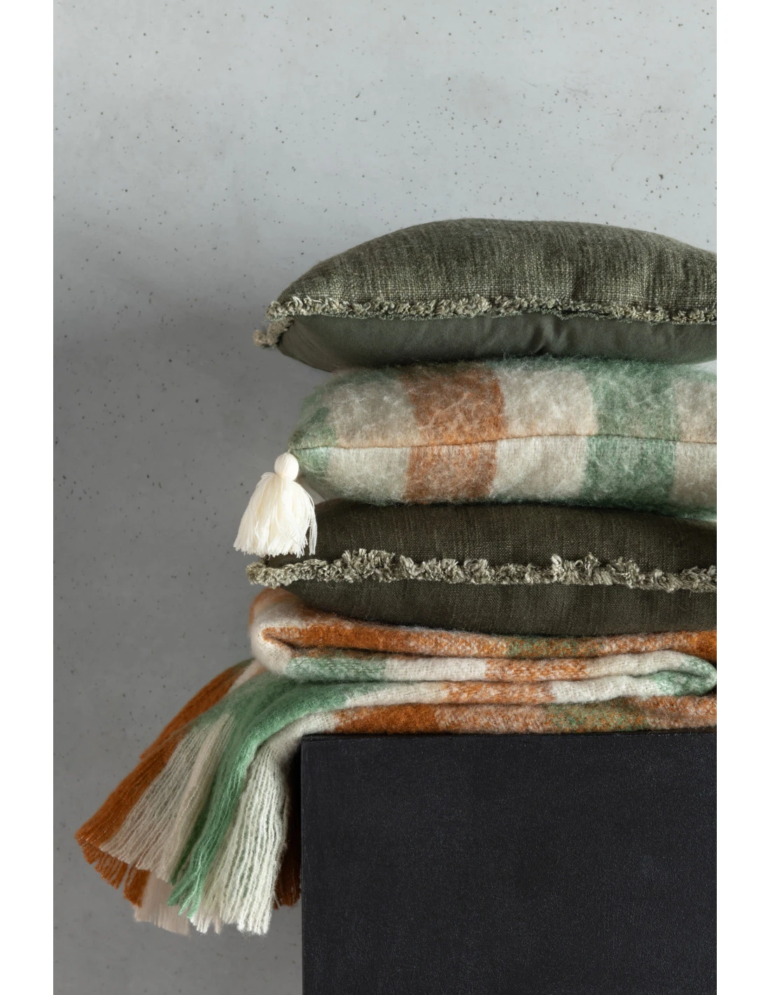 Coussin Avec Des Bords Effilochés En Polyester/coton Vert Foncé 3 Coussin Avec Des Bords Effilochés En Polyester/coton Vert Foncé – Image 3