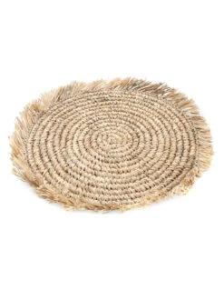 Le Set De Table Fringe Raffia - Rond - Naturel -Magasin De Meubles De Qualité le set de table fringe raffia rond naturel 2