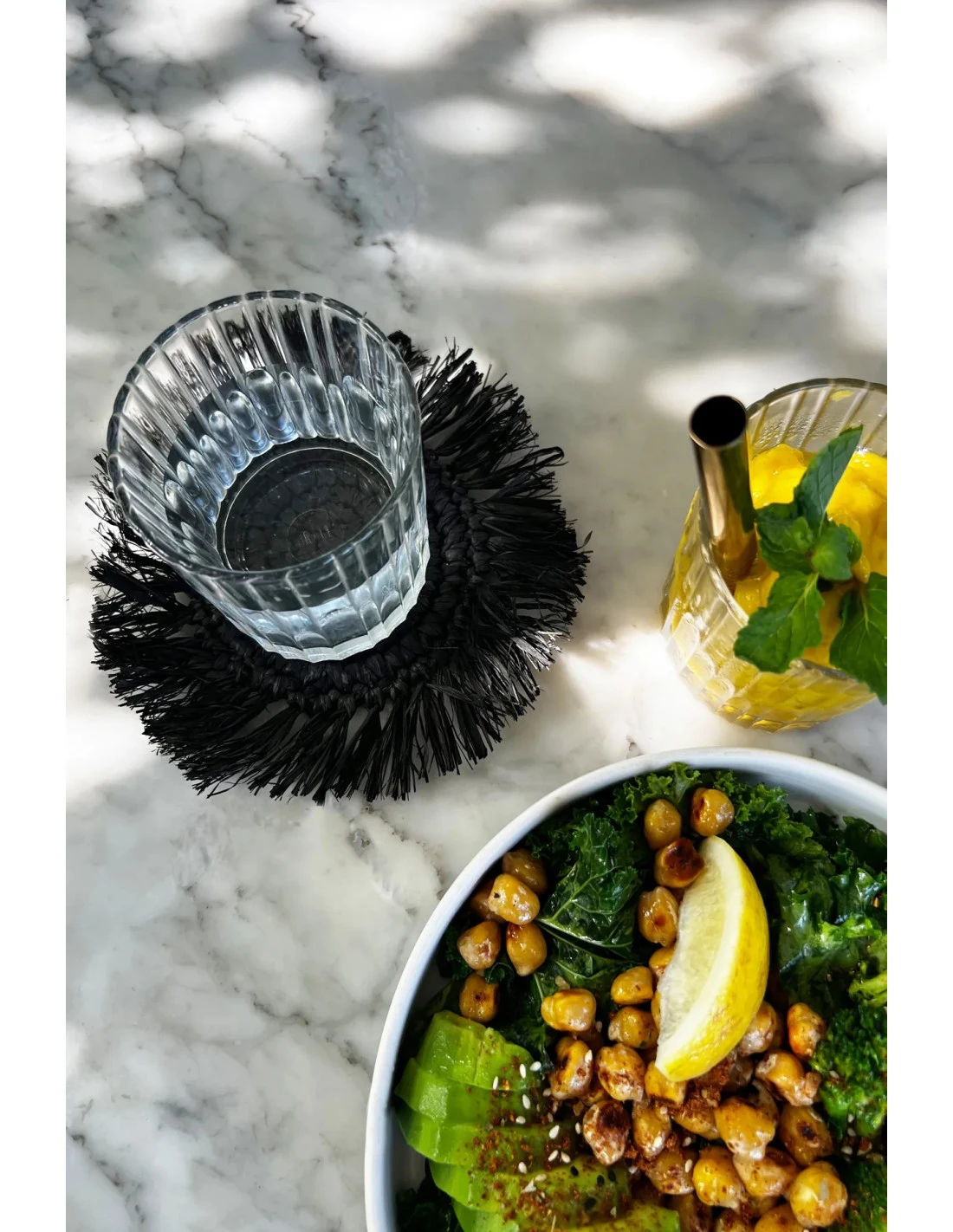 Le Sous-Verre Fringe Raffia - Noir 2 Le Sous-Verre Fringe Raffia - Noir – Image 2