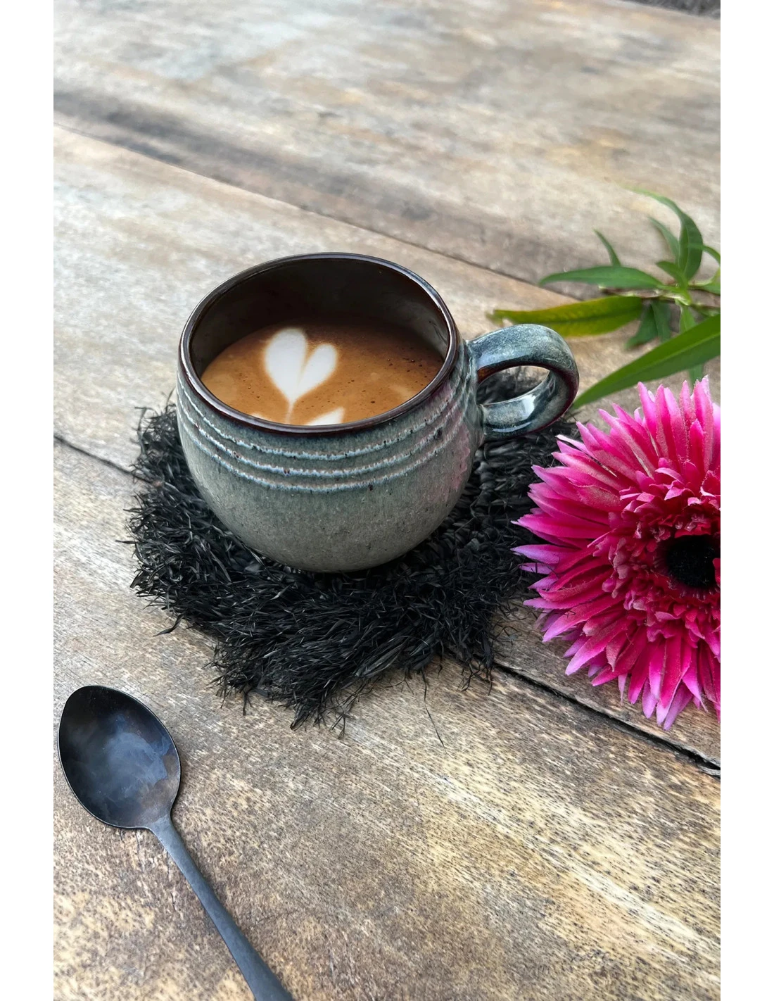 Le Sous-Verre Fringe Raffia - Noir 4 Le Sous-Verre Fringe Raffia - Noir – Image 4