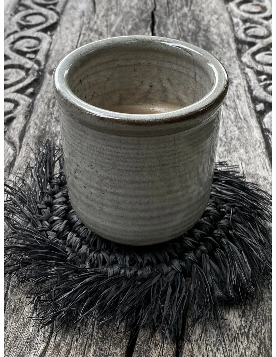 Le Sous-Verre Fringe Raffia - Noir 8 Le Sous-Verre Fringe Raffia - Noir – Image 8